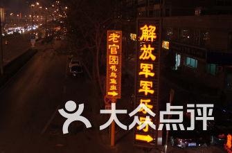 逃离残破的船只